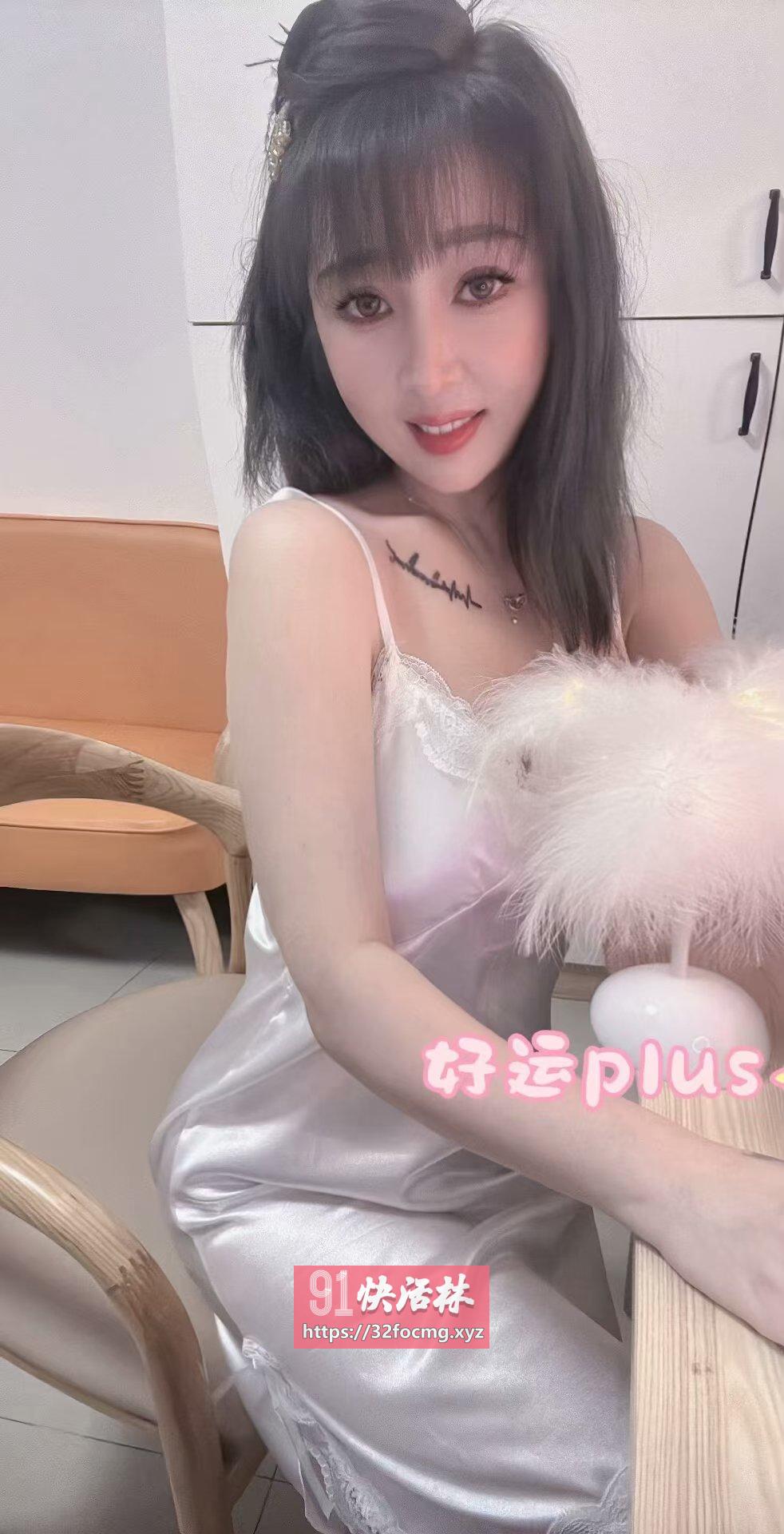 气质美女皮肤白嫩水多