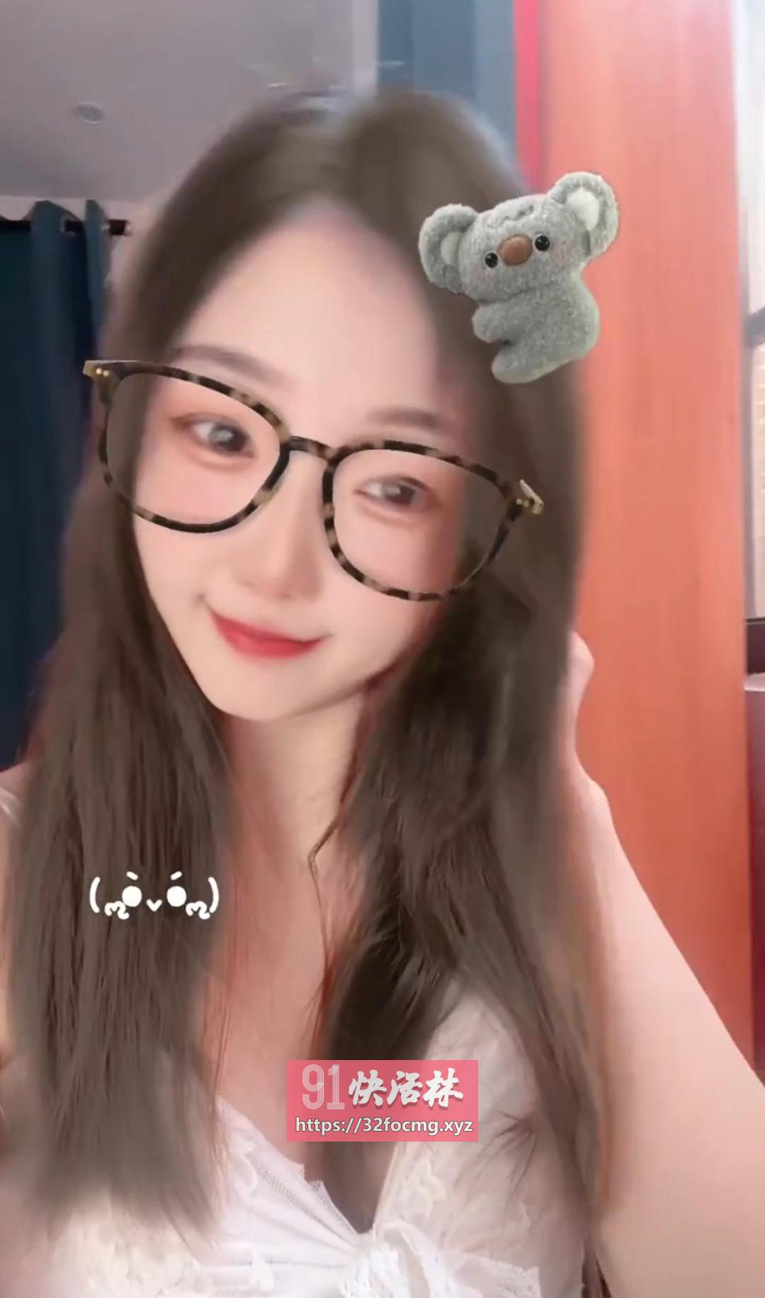 粉嫩大胸花式服务小骚妹