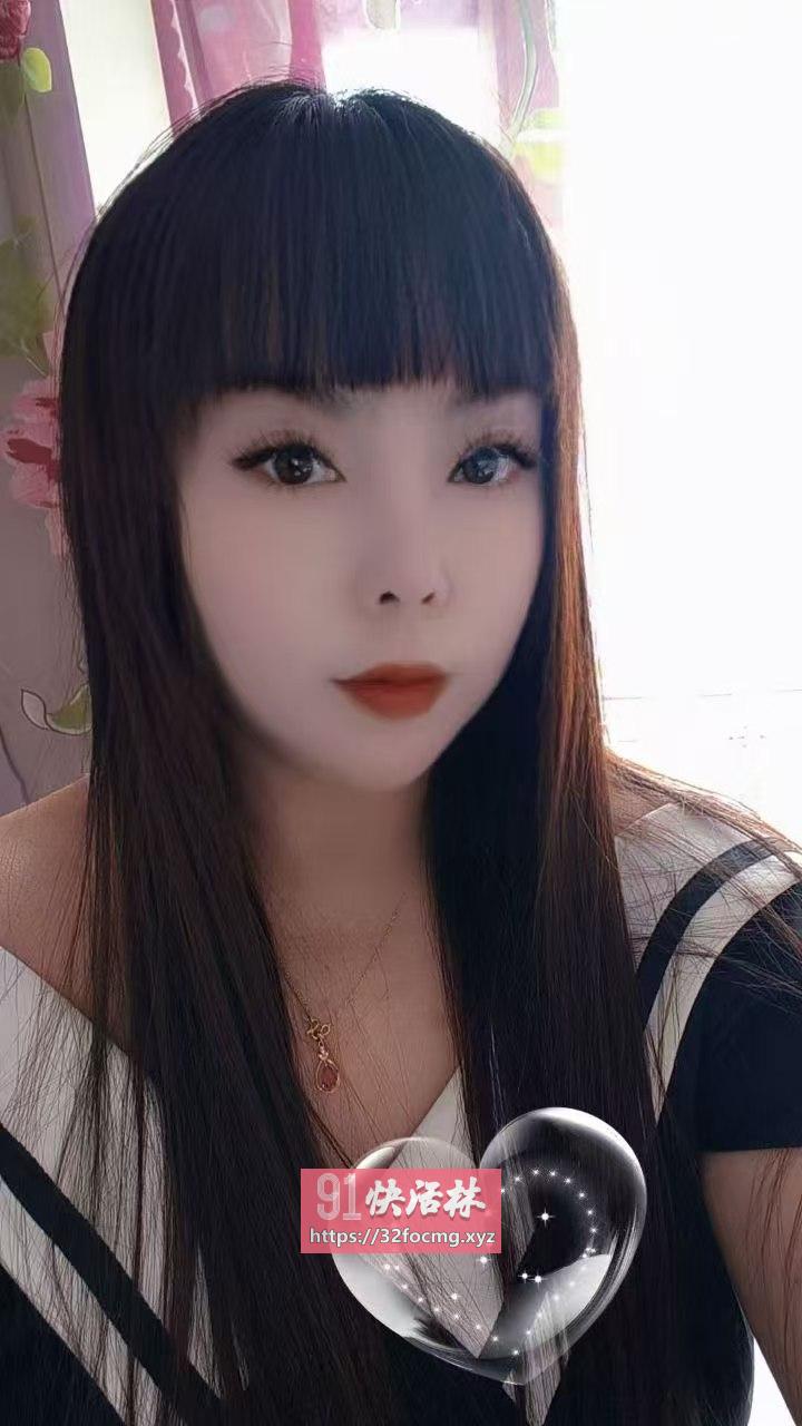 成都丰满性感制服美女