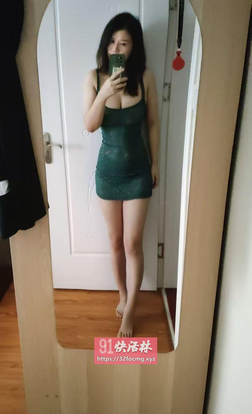 长腿大奶牛少妇