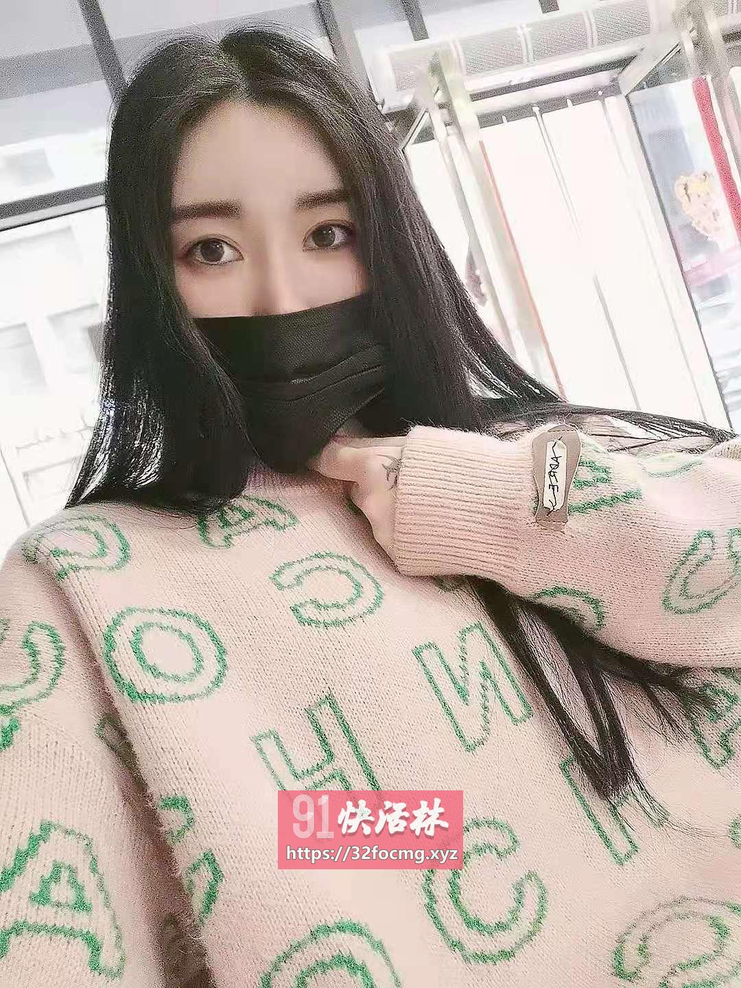 身材高挑大长腿美女