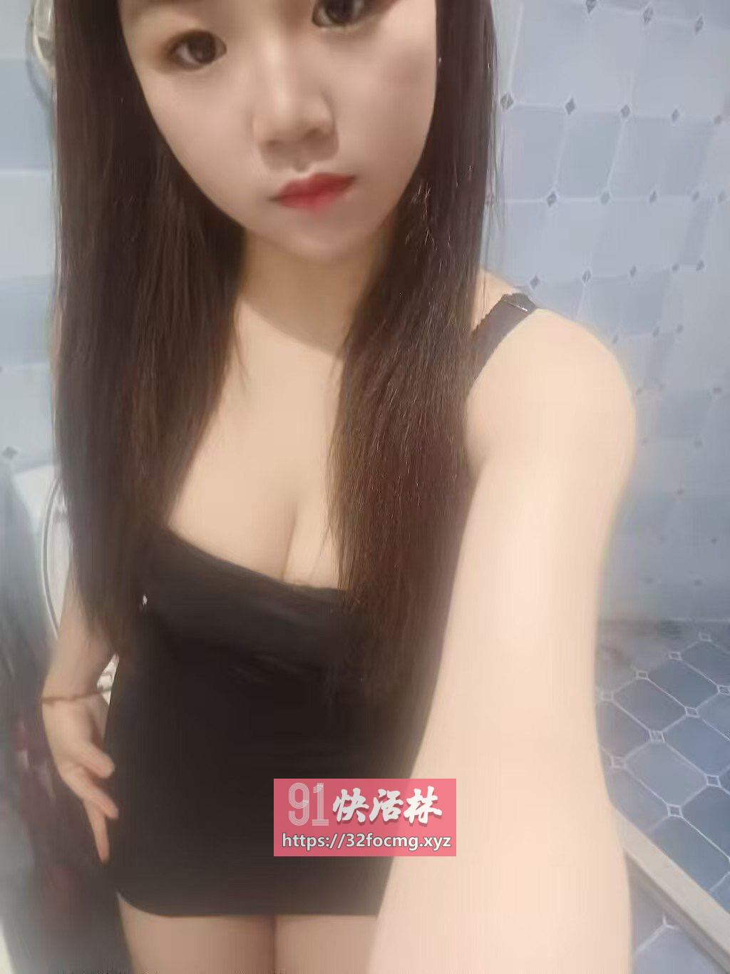黑丝包臀裙诱惑小妹