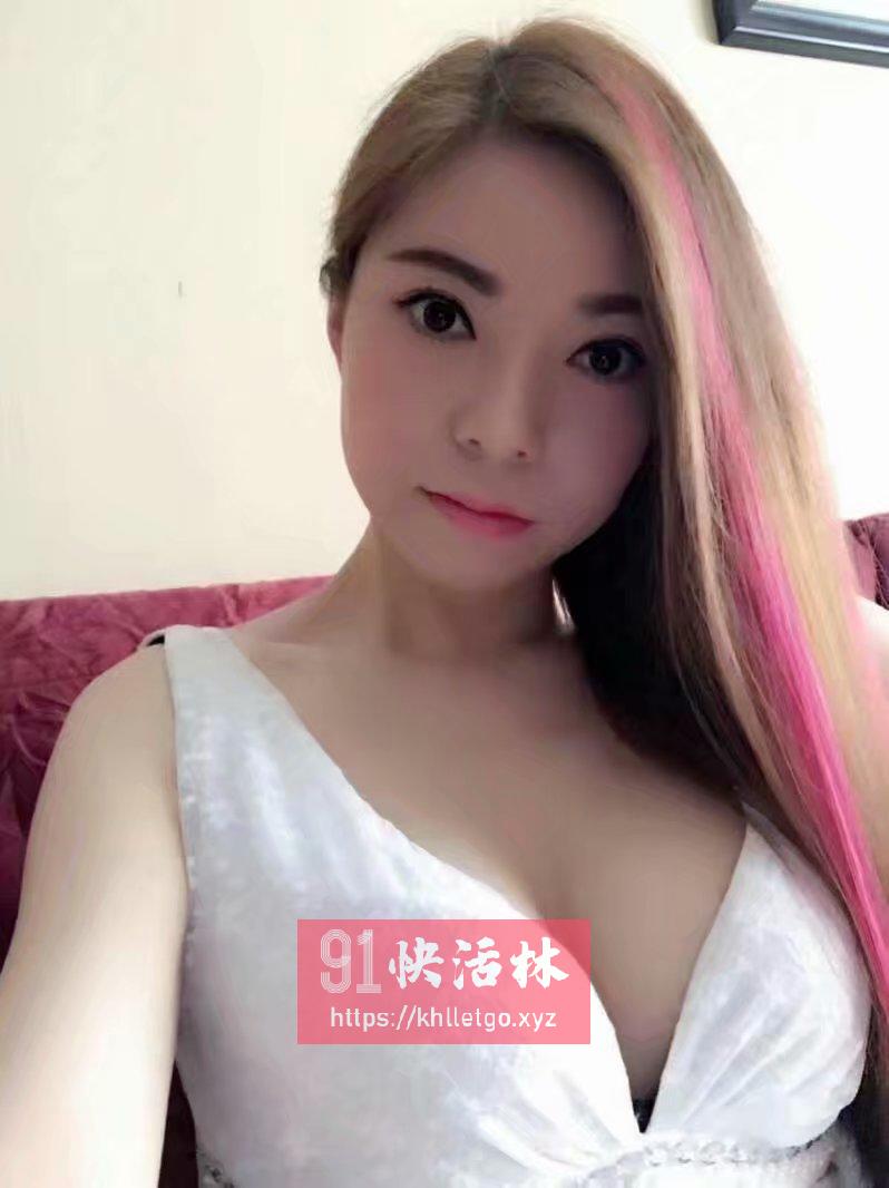 一个胸部很大的美女