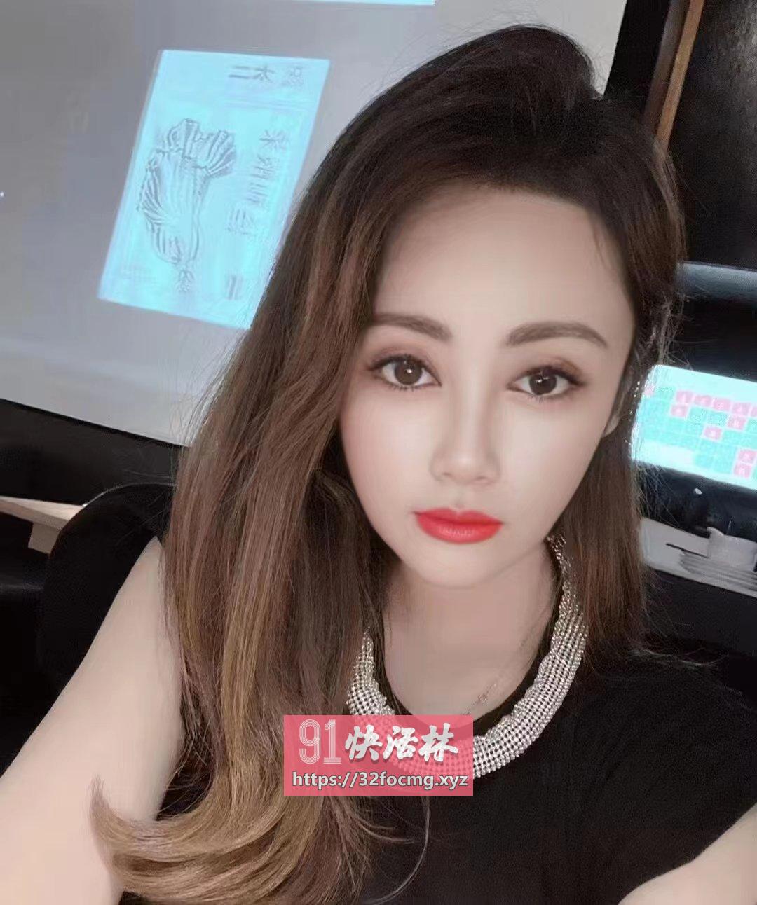 黑丝苗条小骚妇