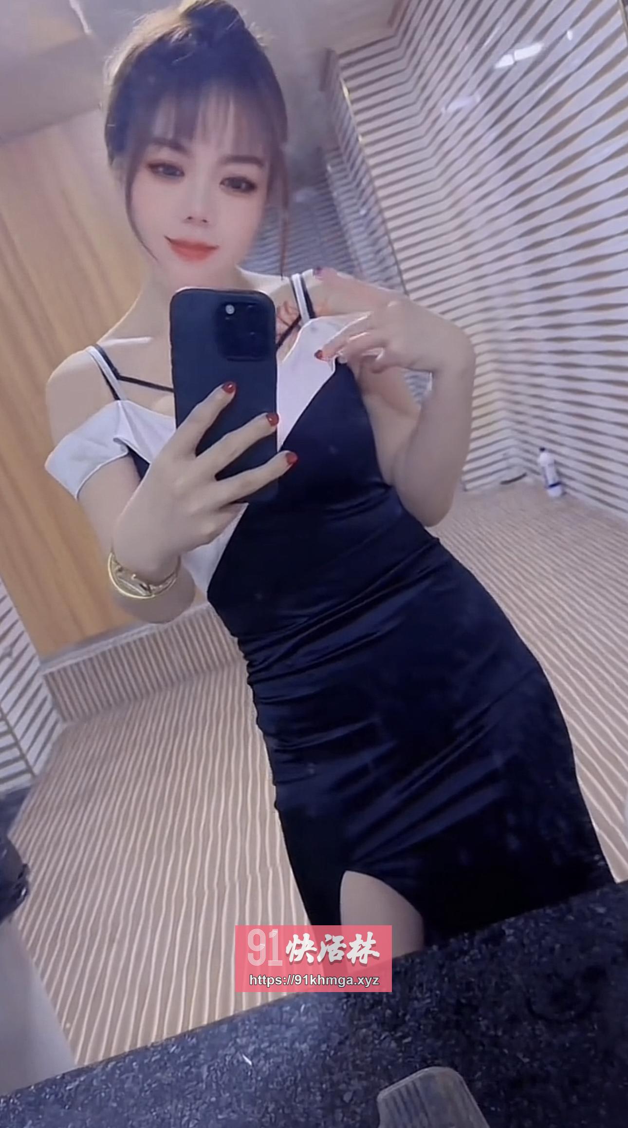 挑逗迷人粉鲍让她淫水直流