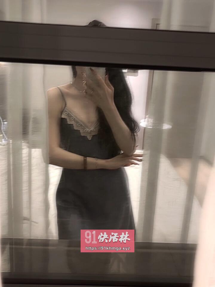 黑丝翘臀丰满小骚货