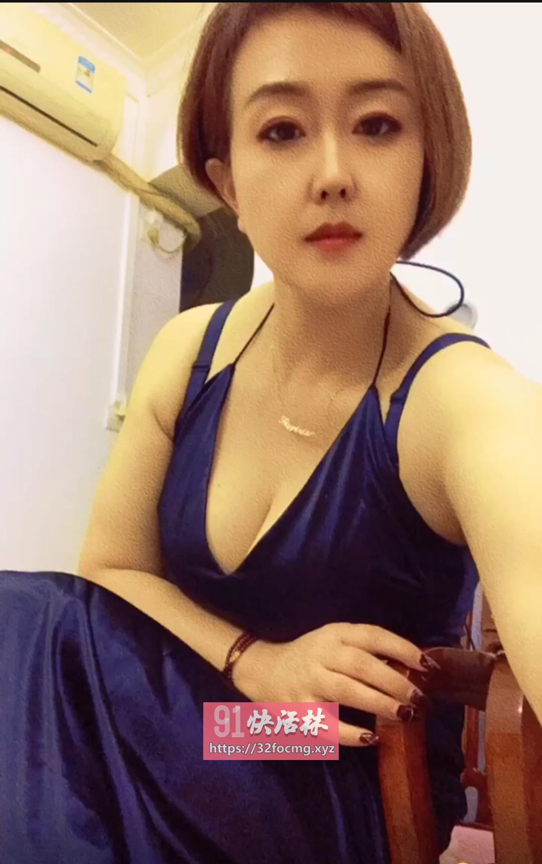 短发性感少妇