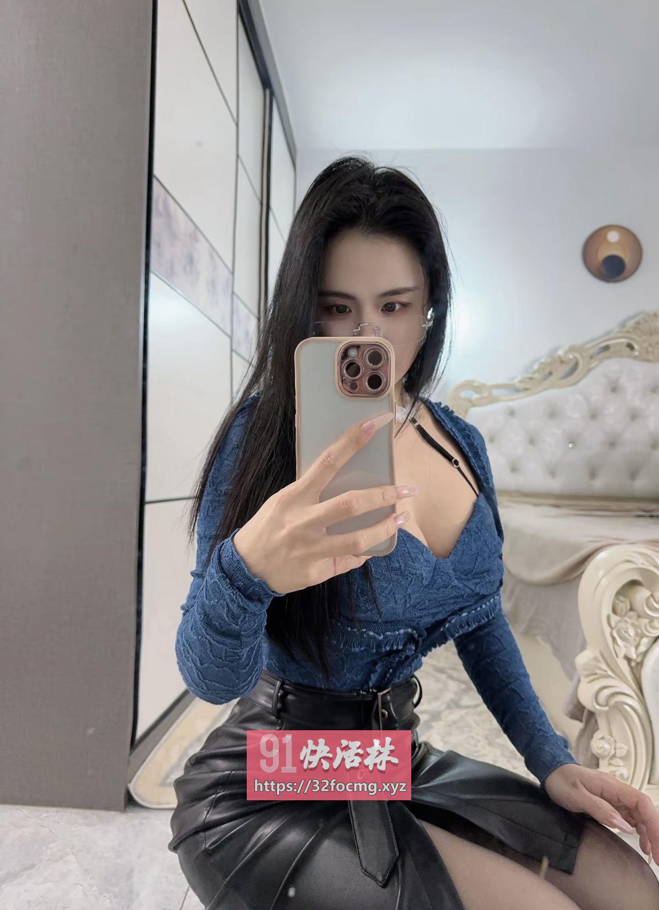 性感皮裙小骚妇