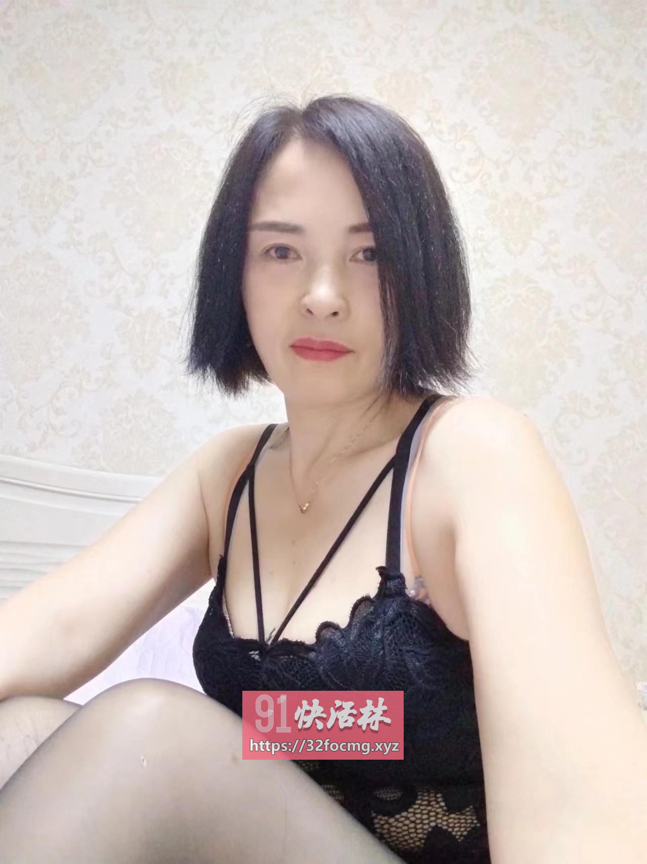 天生的骚少妇 水真多