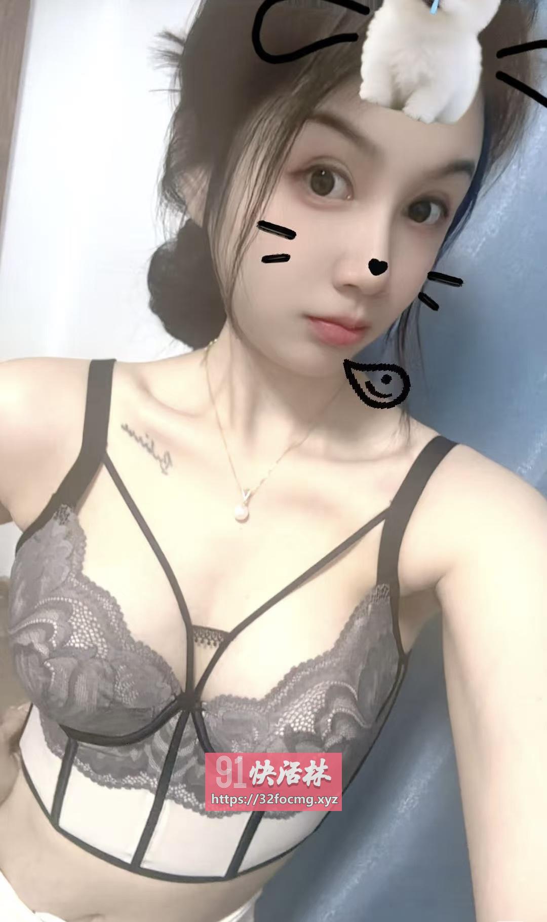 骚首弄姿的小美