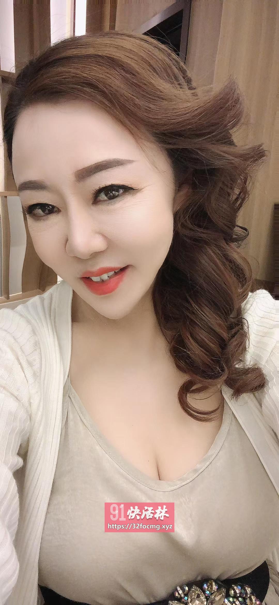 常府街地铁站附近气质女