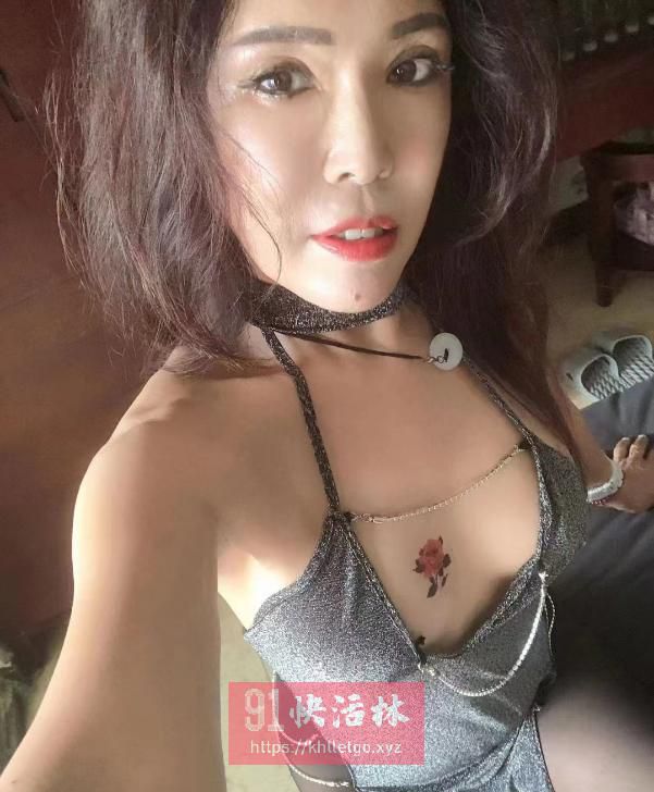 美腿骚熟女