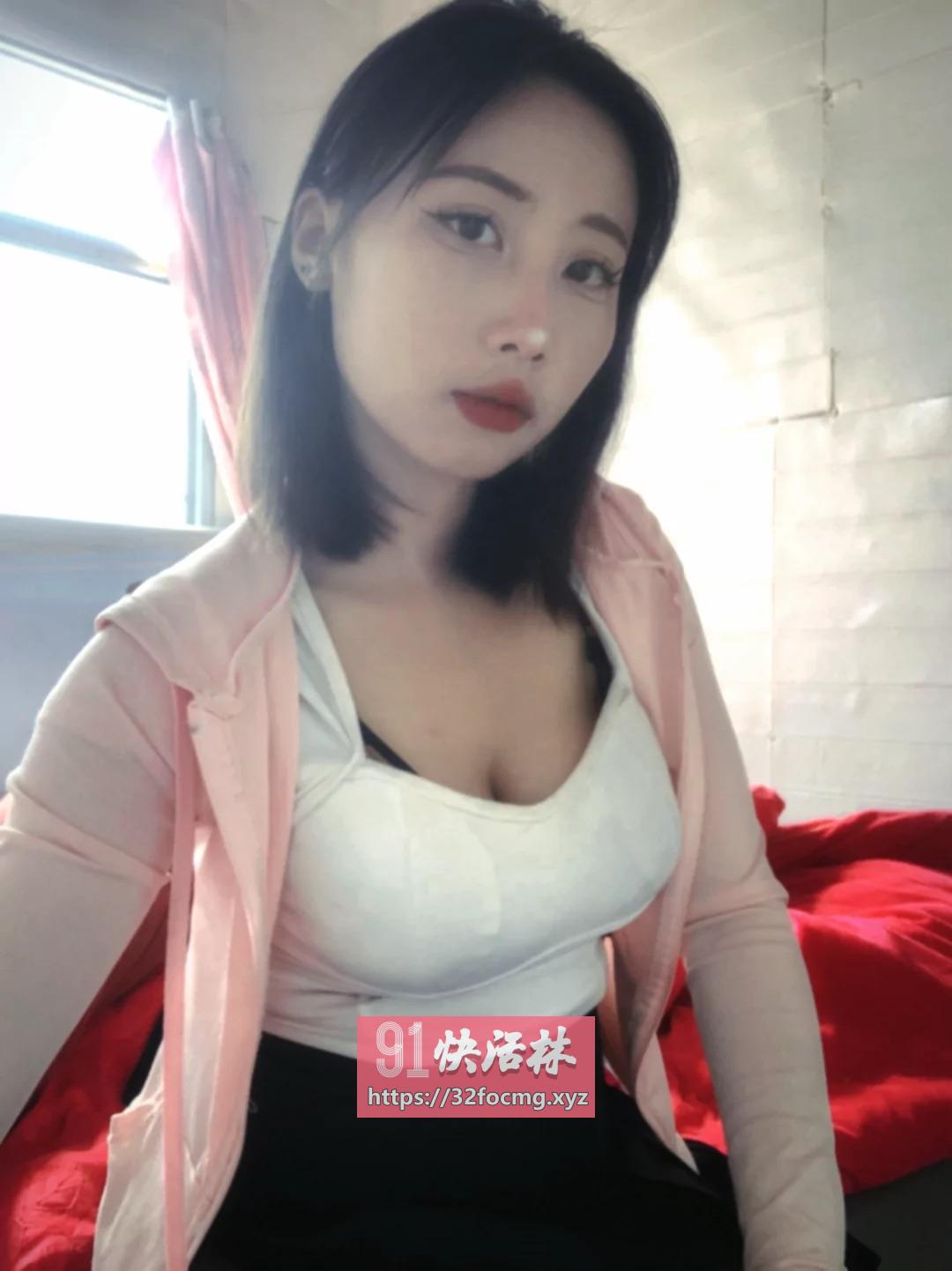 丰满白嫩妹子逼紧水多