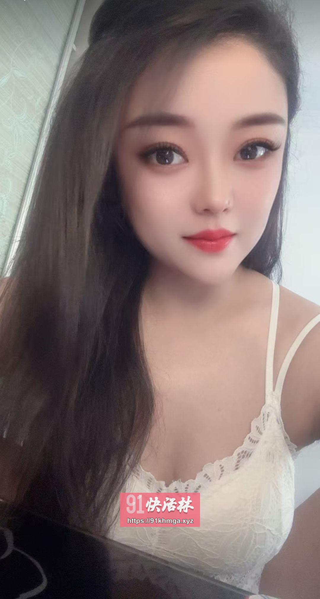 服务系反差美女