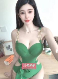 自律丰满型美女