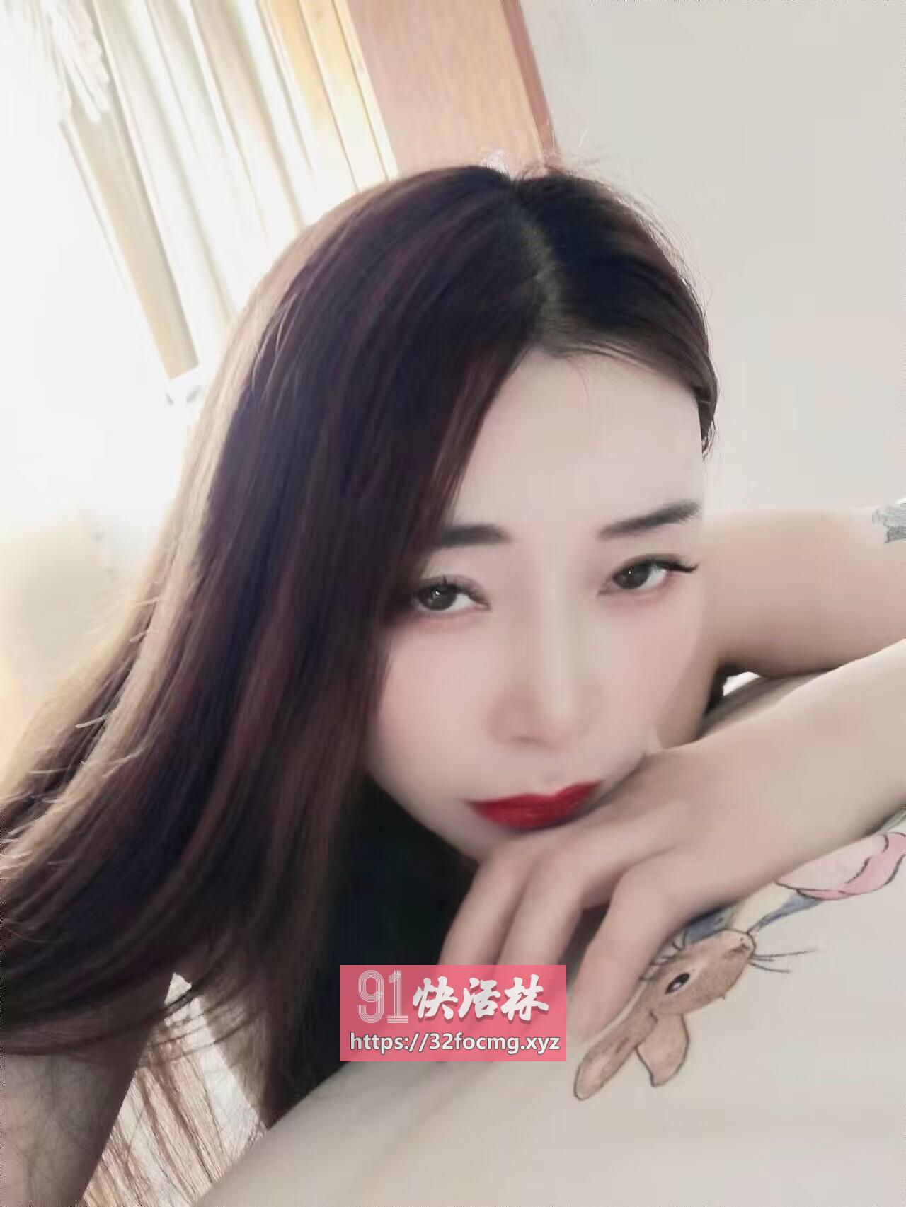 翘臀黑丝少妇