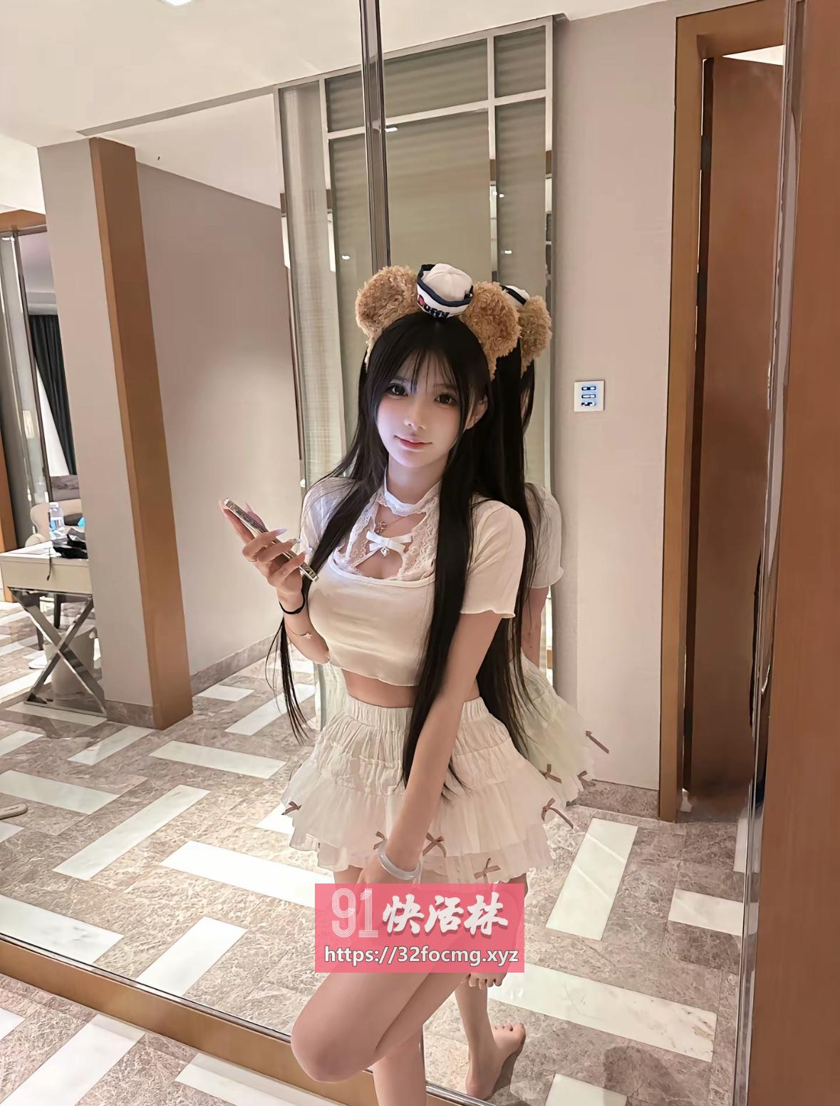 身材火辣风骚白嫩妹