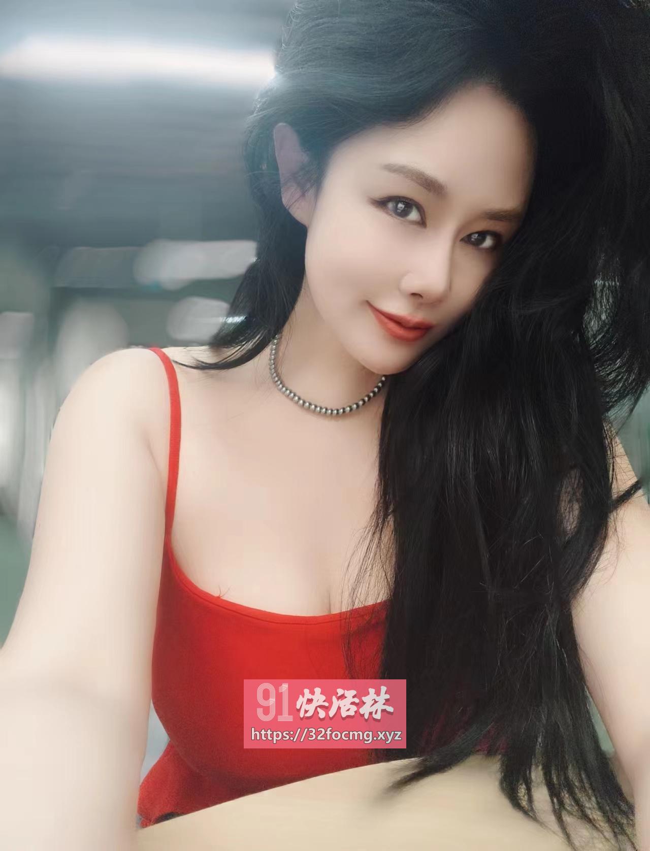 栖霞欧美风大码美女