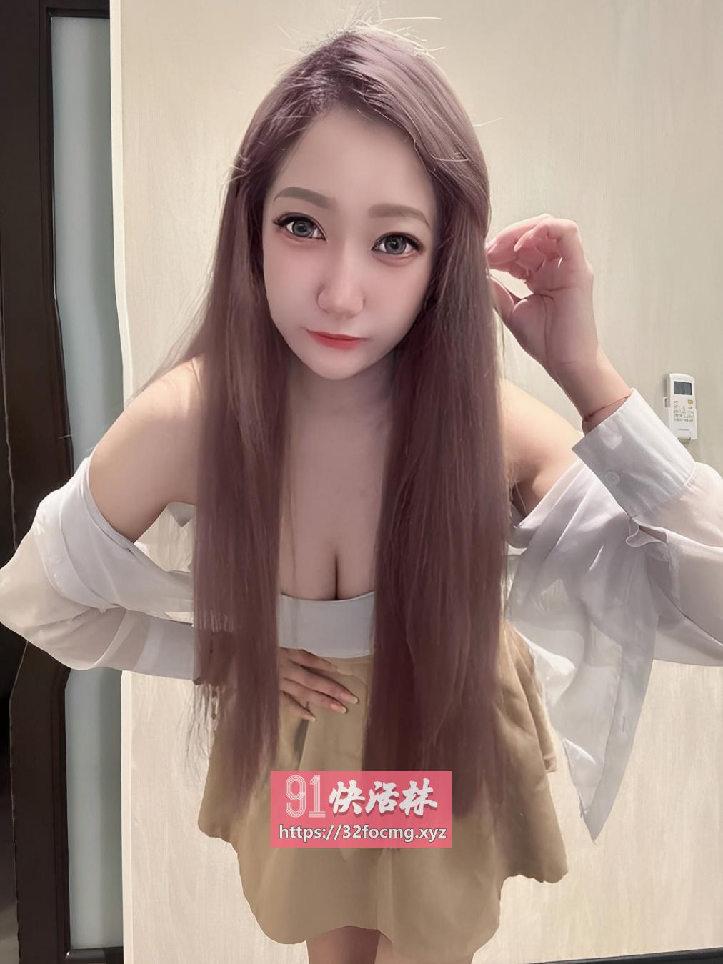 身材苗条紧逼大奶妹