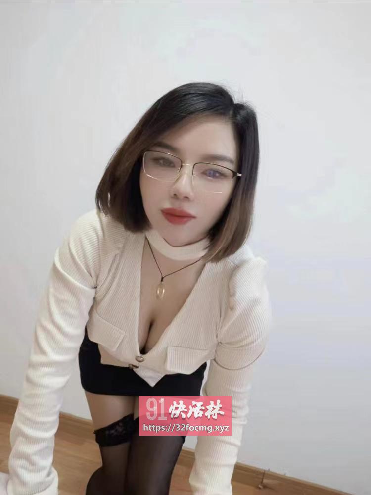 大奶短发少妇