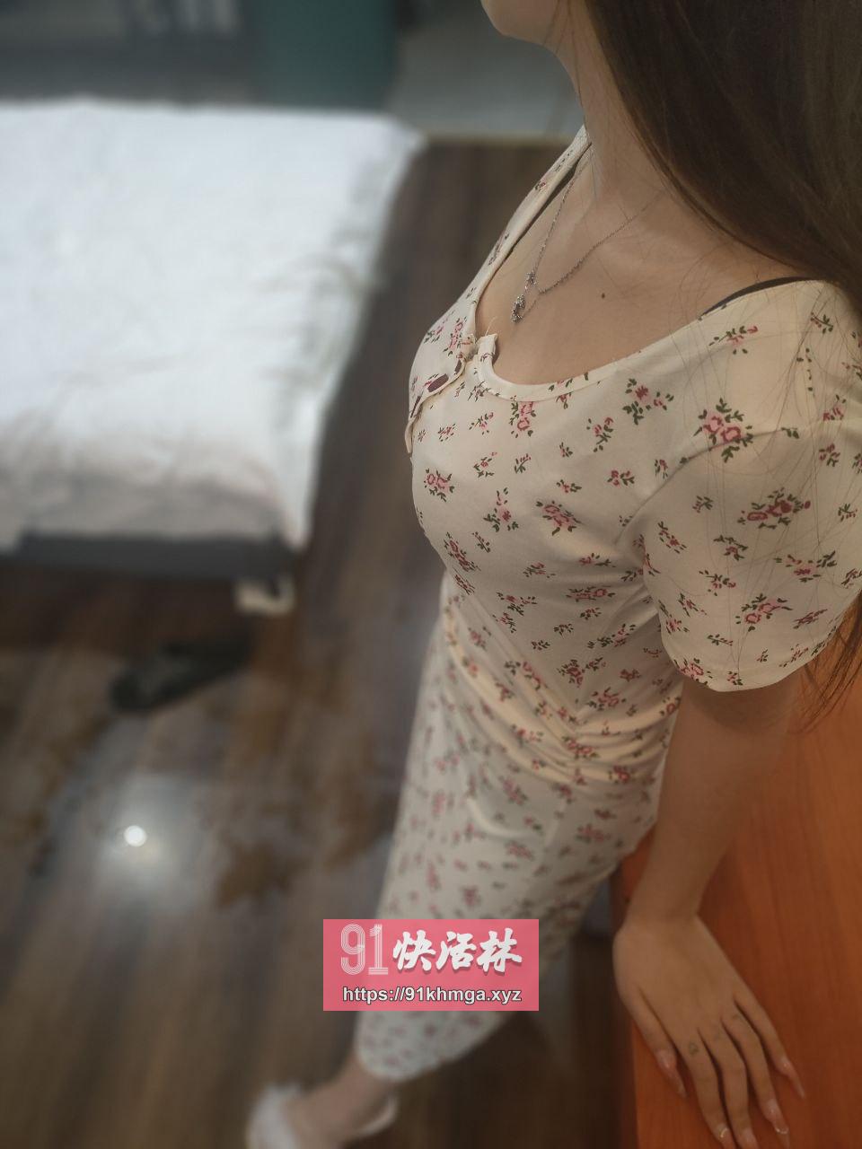 身材火辣肤白小骚货