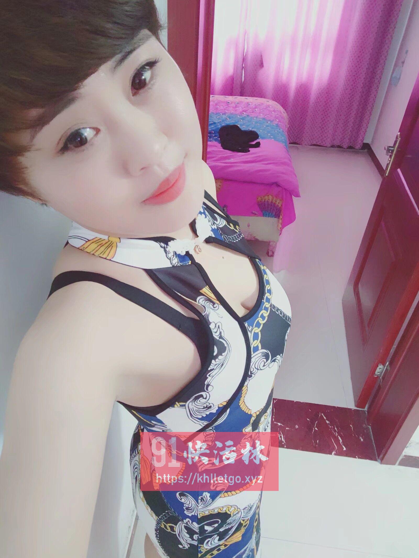 短发美女
