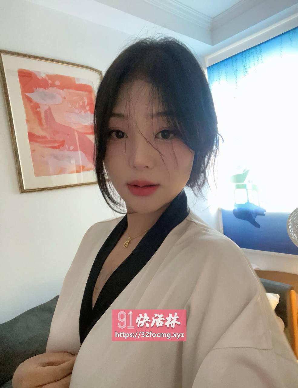 广州一线天白虎粉嫩鲍鱼小妹妹