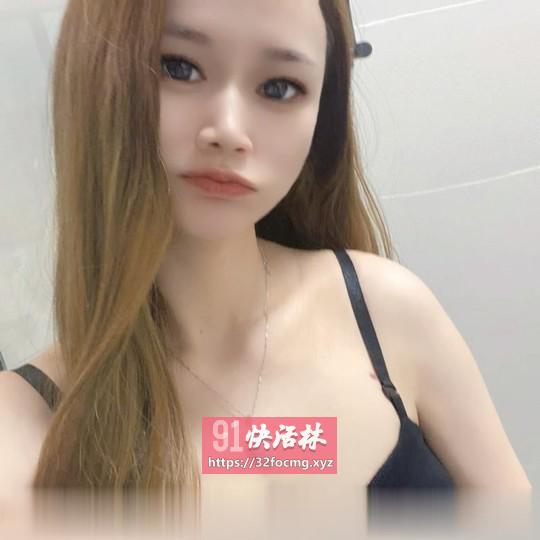 老师穿着性感的内衣坐在床边等我