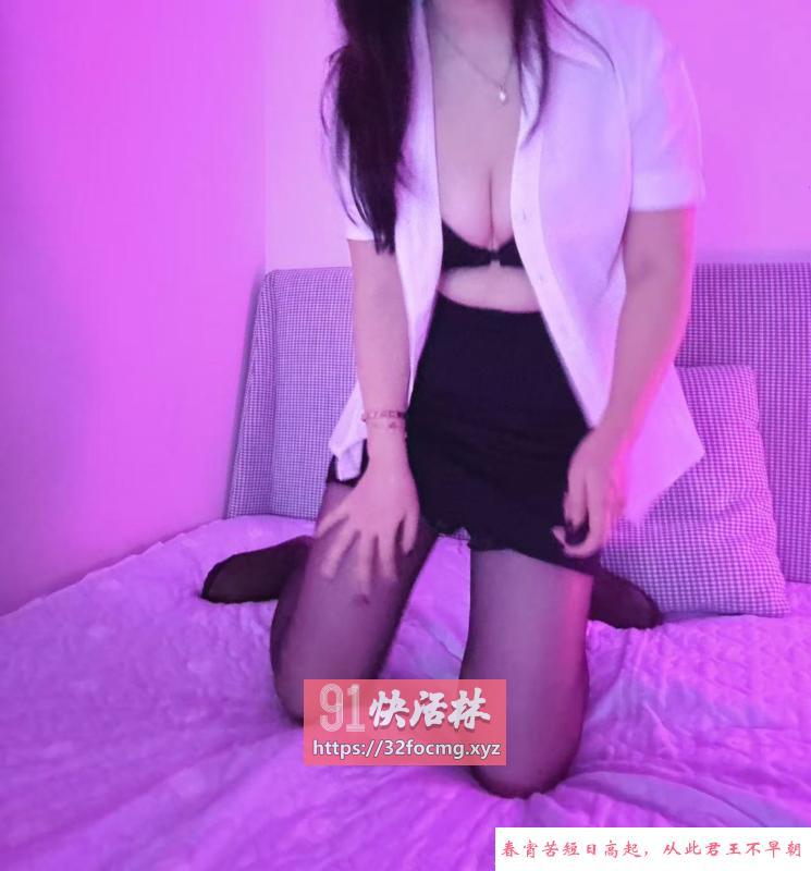 黑丝翘臀性感小妹妹