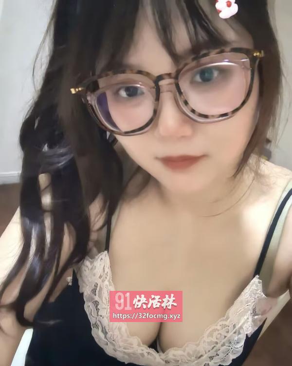 前凸后翘蜜桃大胸妹