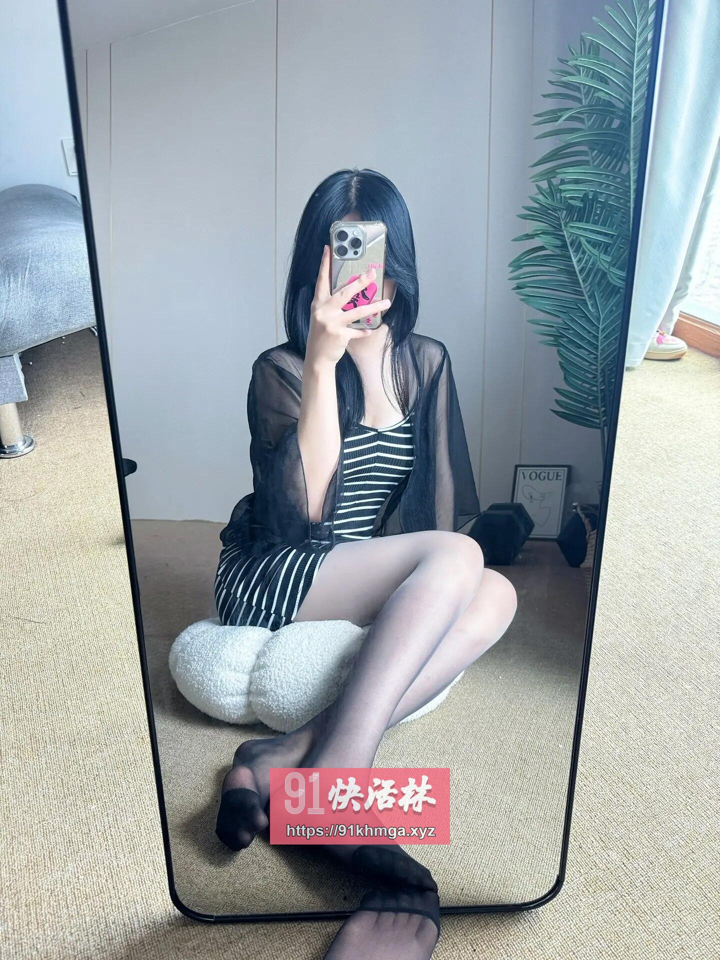 反差婊外表清纯实际骚的很