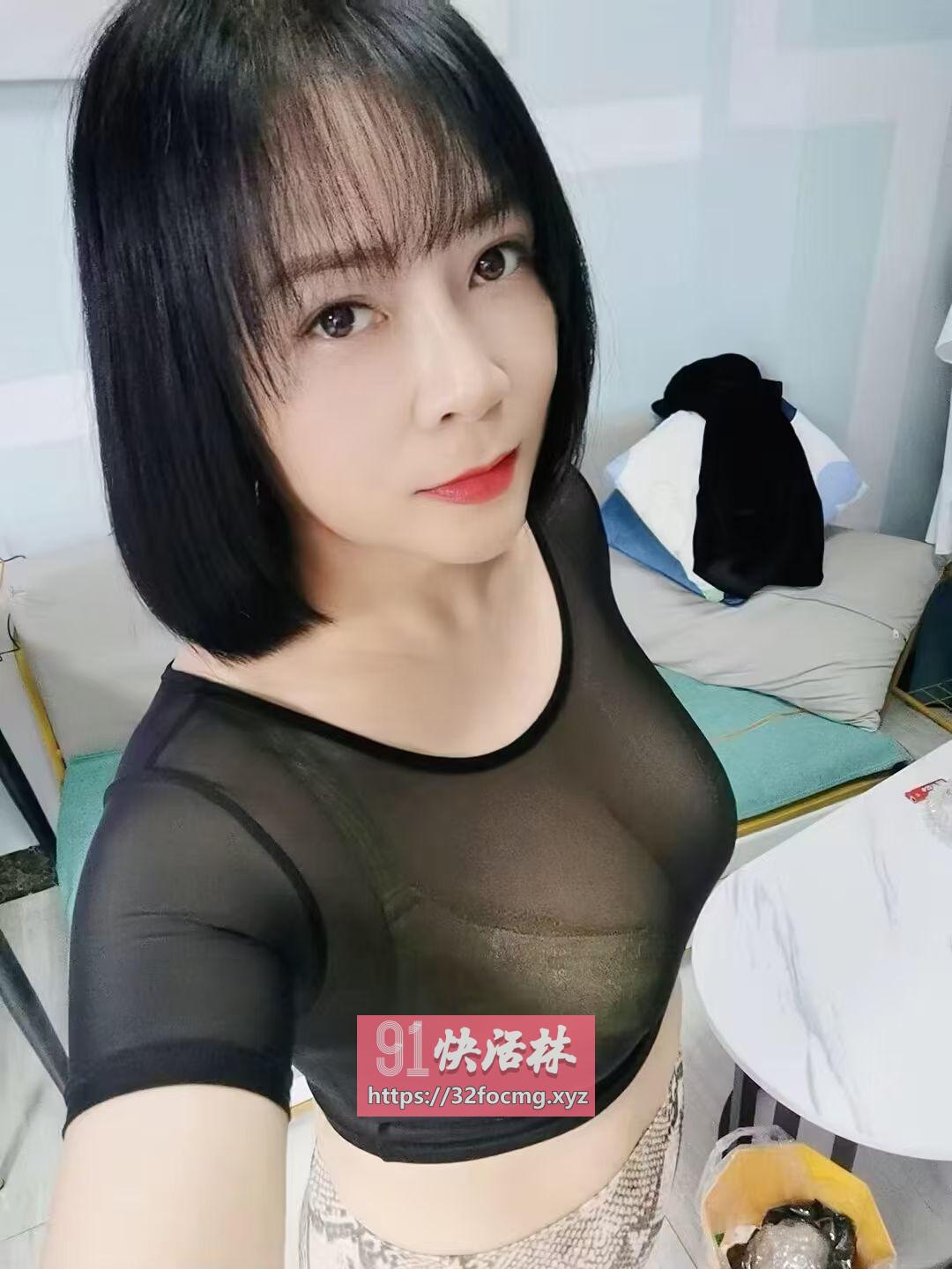 短发黑丝大奶少妇
