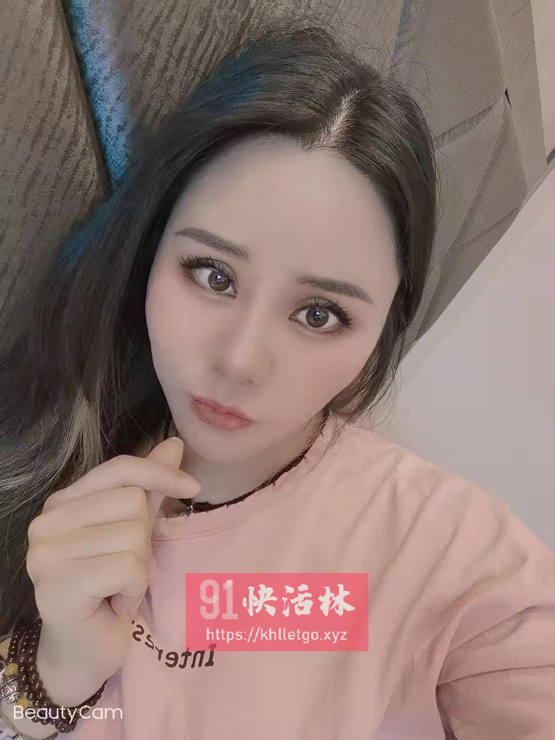大奶骚货平时有工作