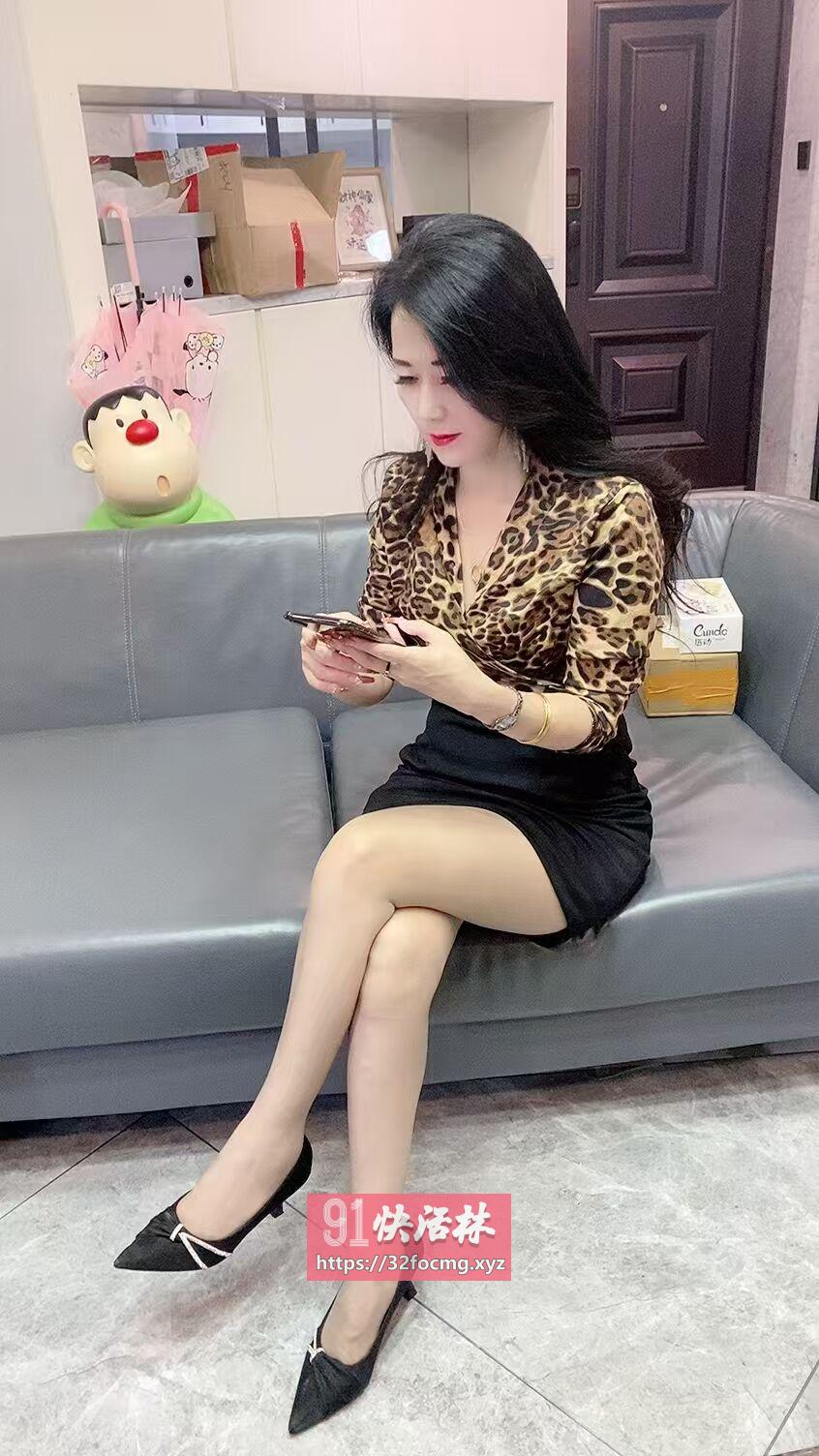 精致飒爽豹纹美女姐姐