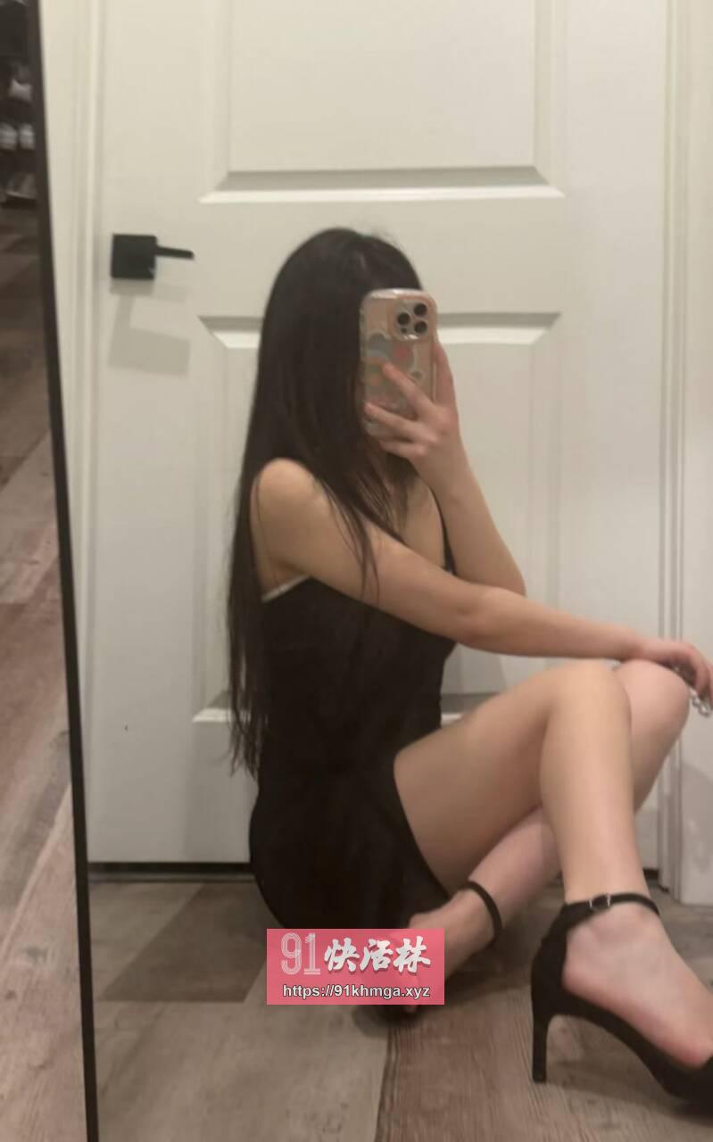 小妹皮肤又白又嫩