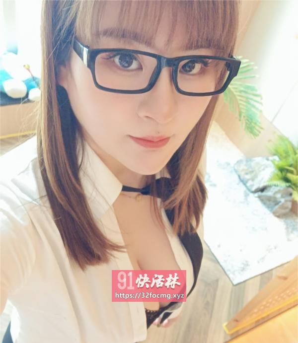 甜美妖娆眼镜少妇文静