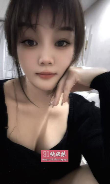 妹子甜甜的笑容和好身材