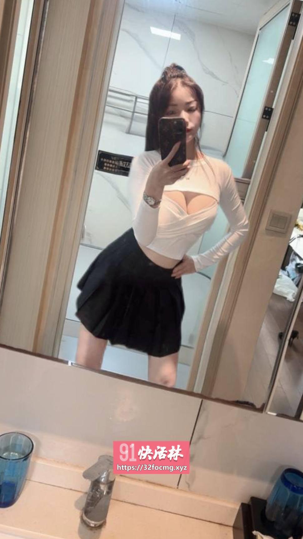 性感妩媚骚女全套服务