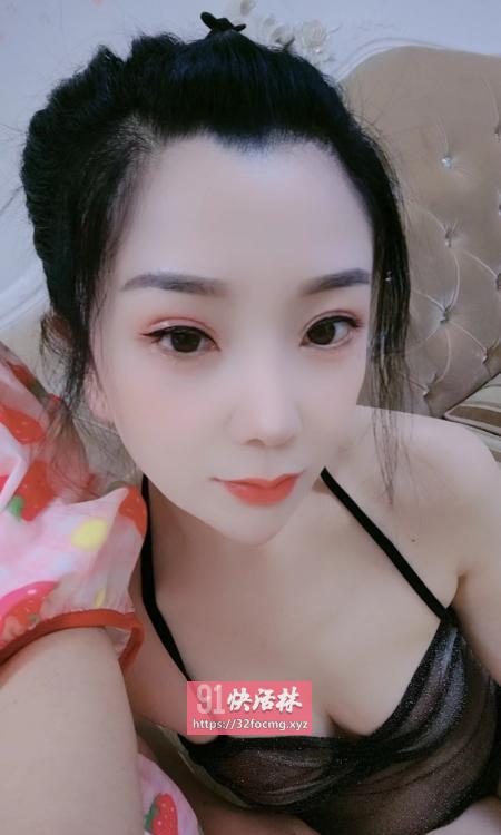 白嫩大胸花式舌吻小妹妹