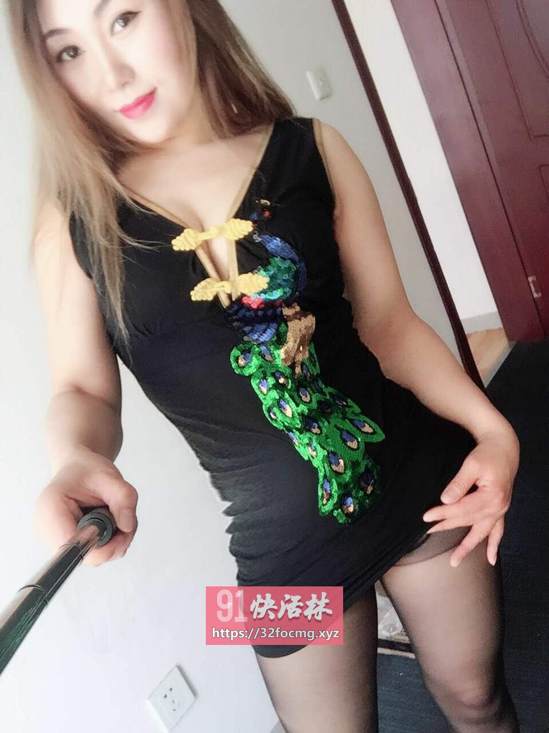 这样的女人在我胯下呻吟