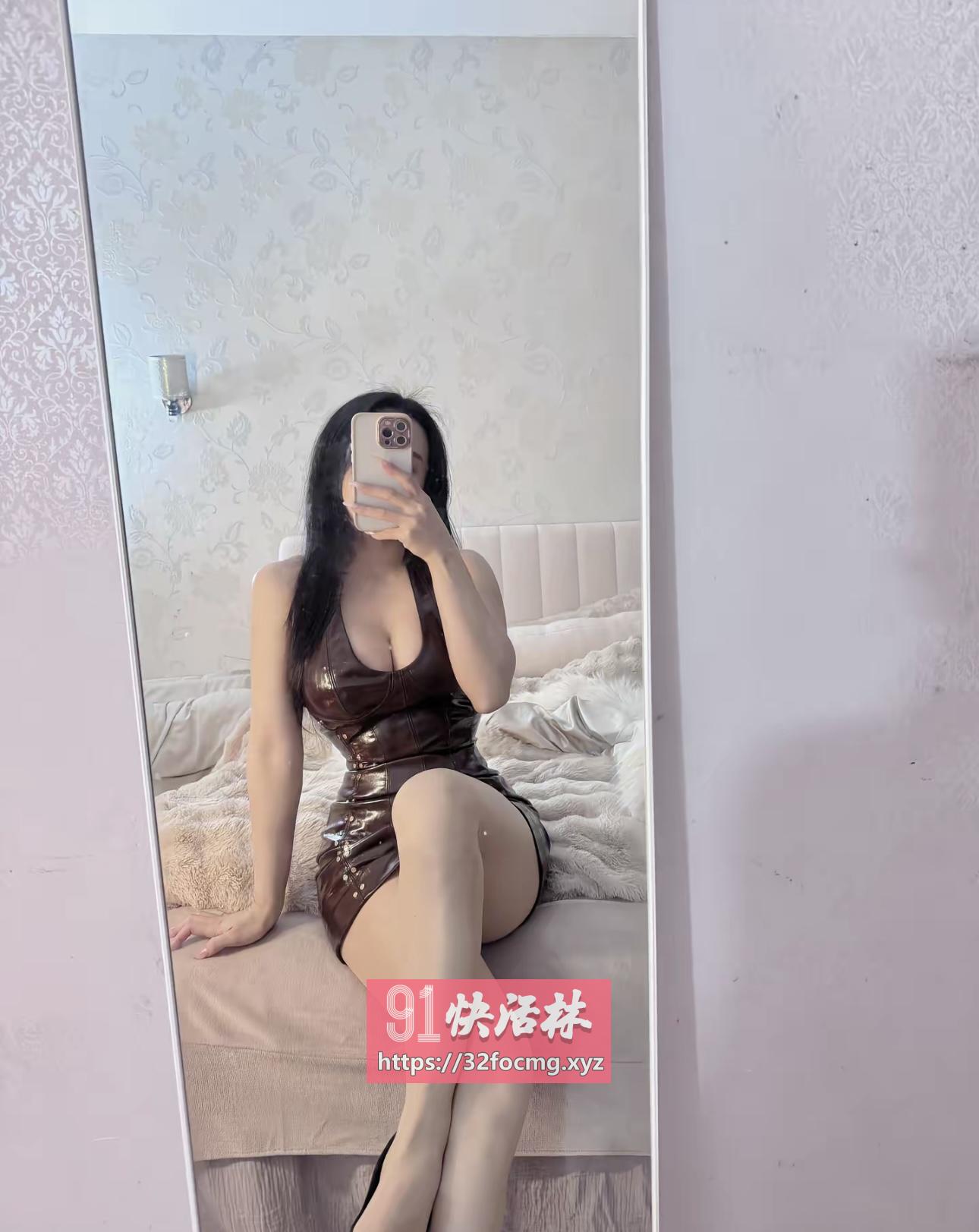 皮裙眼镜反差妹