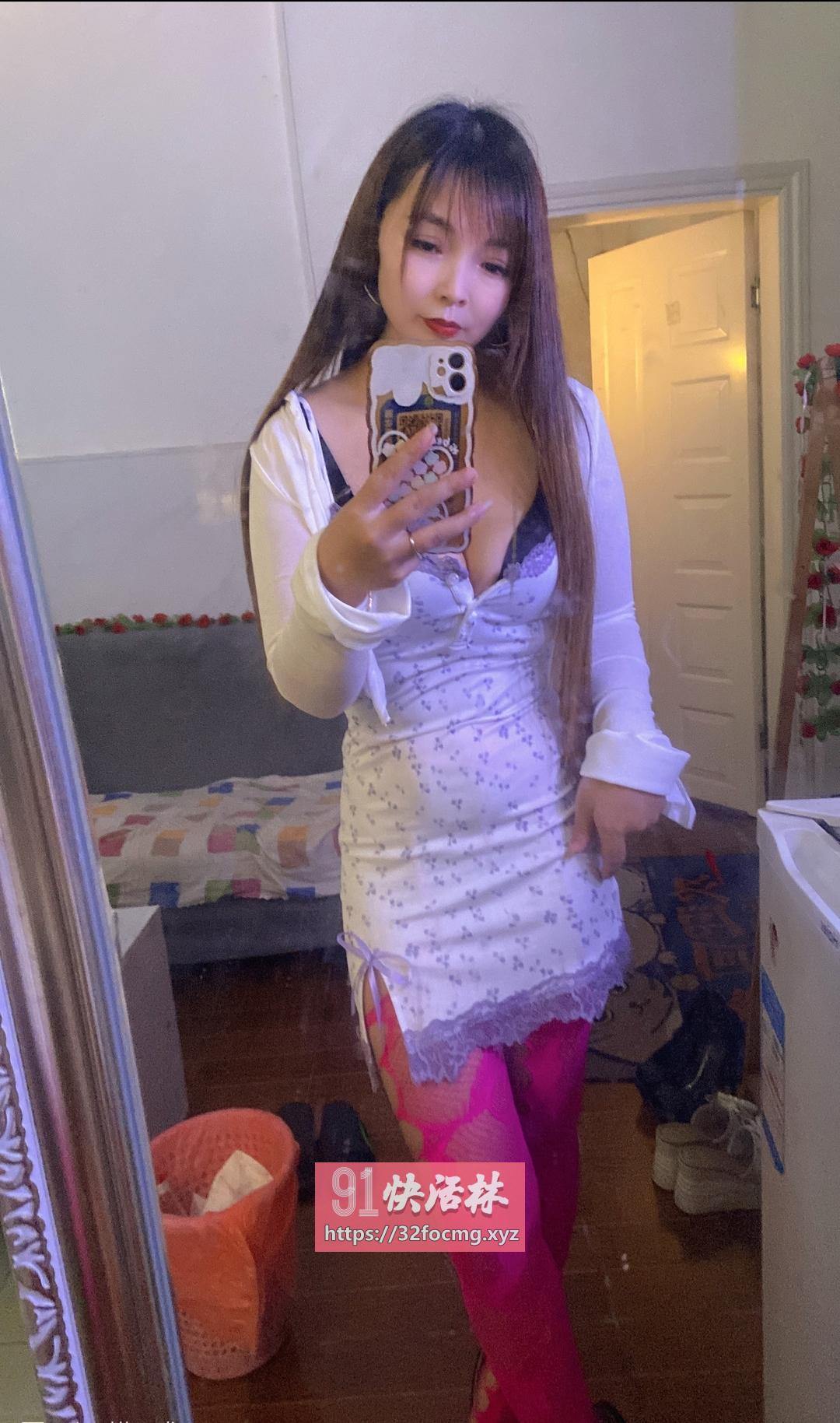 分享性感嫩妹小穴多汁