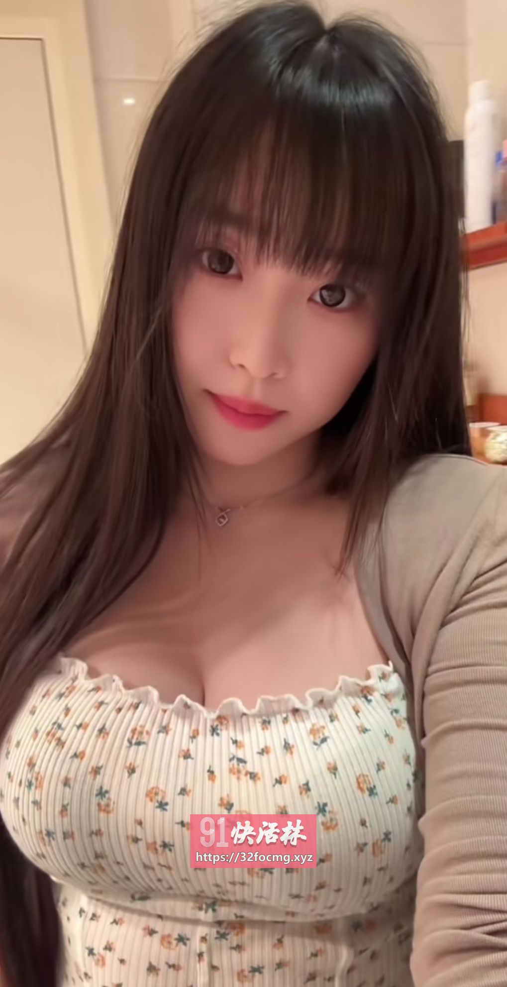 性感三点粉巨乳小美女