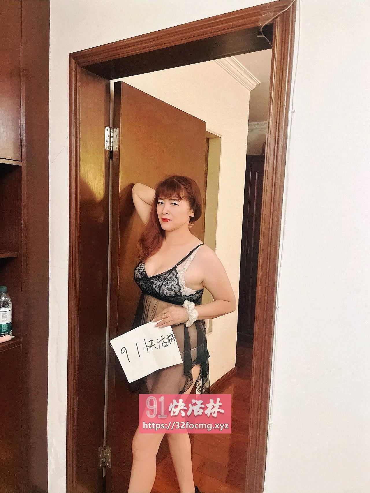 白云高挑身材御姐少妇