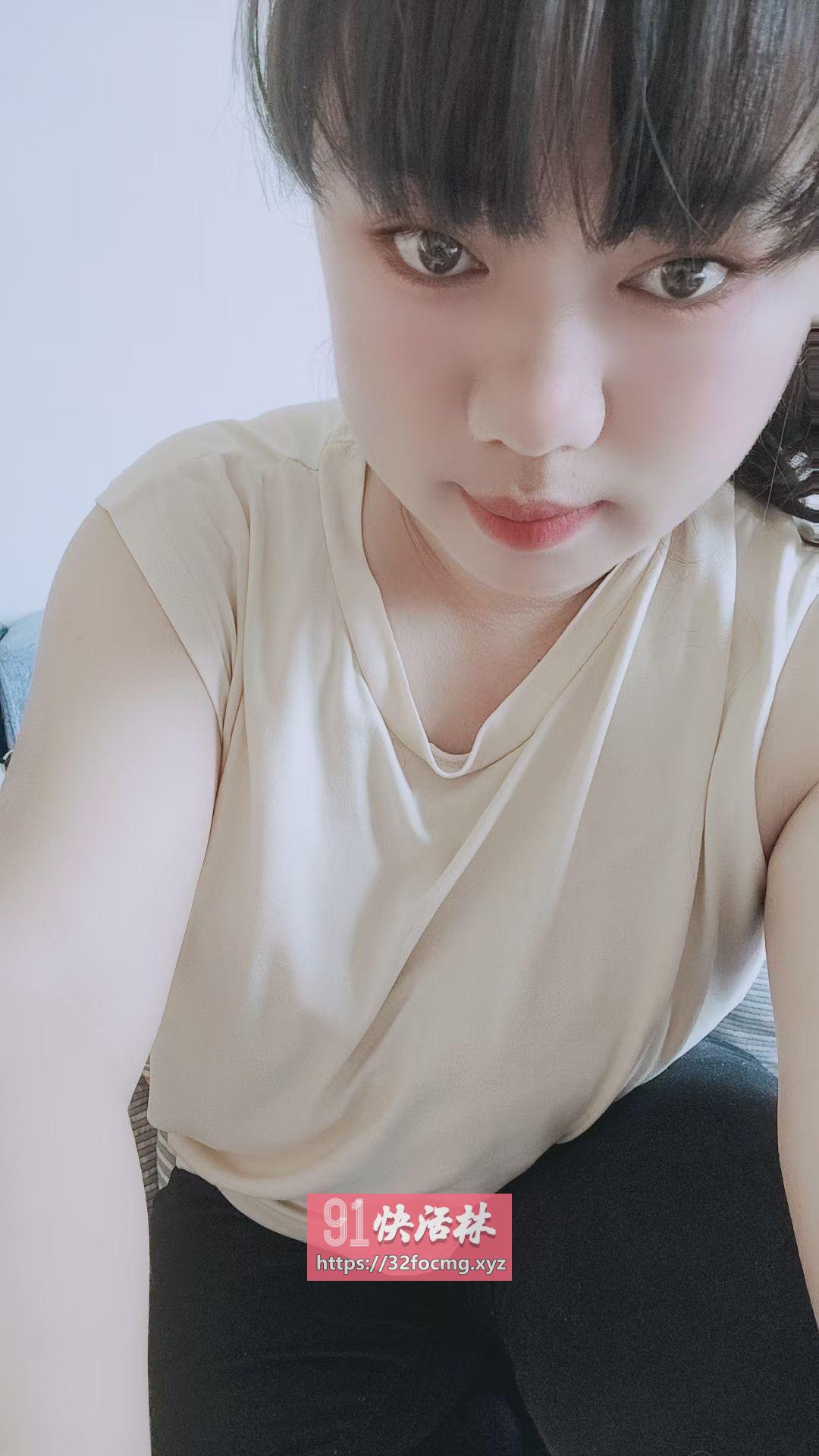 大胸丰韵身材小姐姐