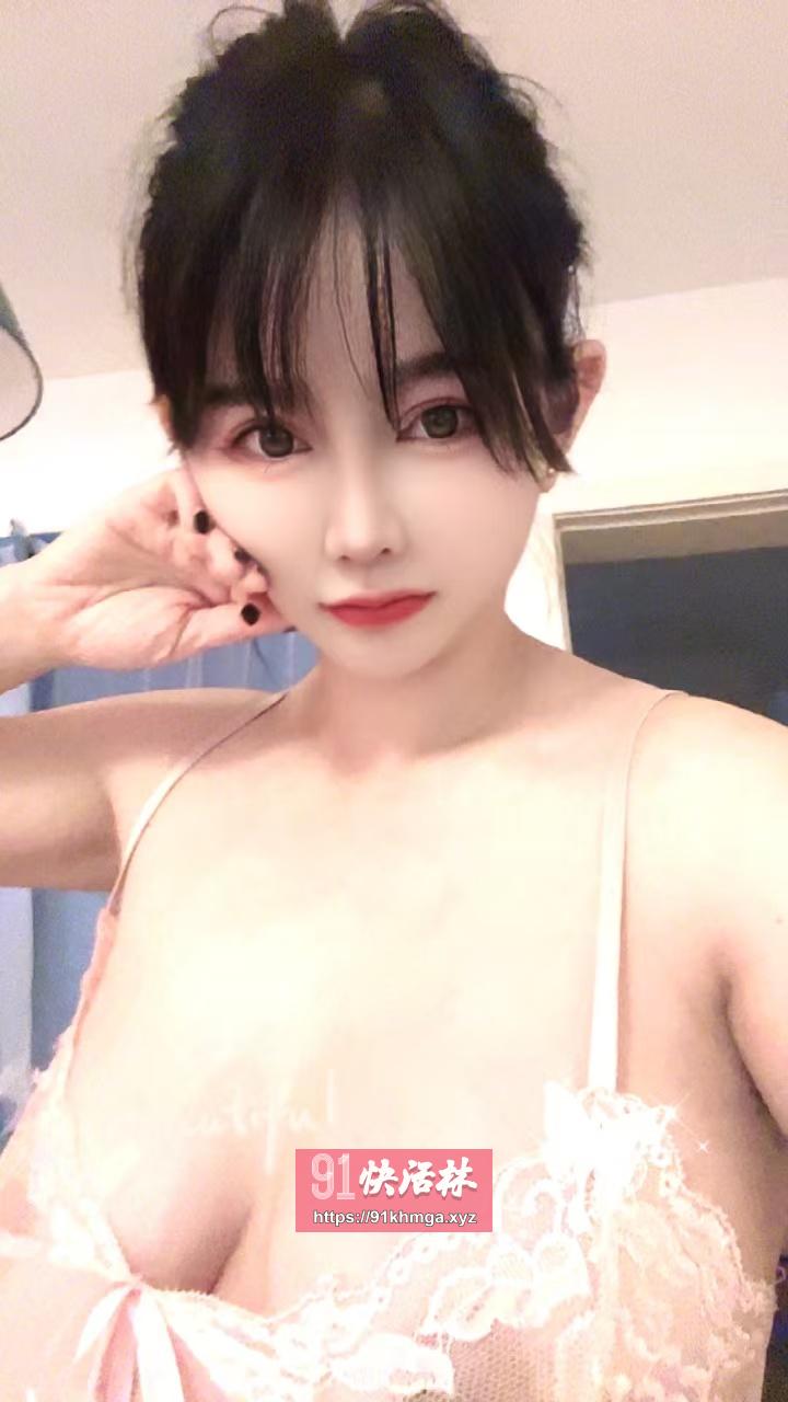 皮肤超白，奶子超挺的妹子