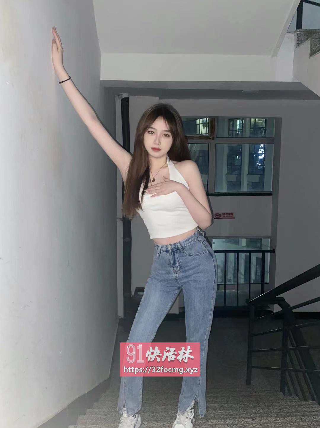 御姐范美女，大长腿盘腰