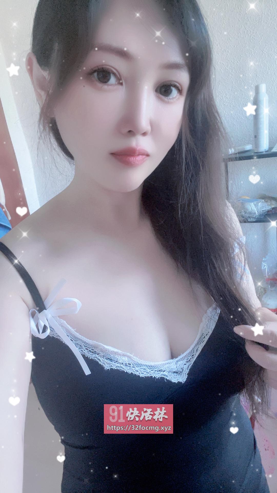 西青大胸反差美女
