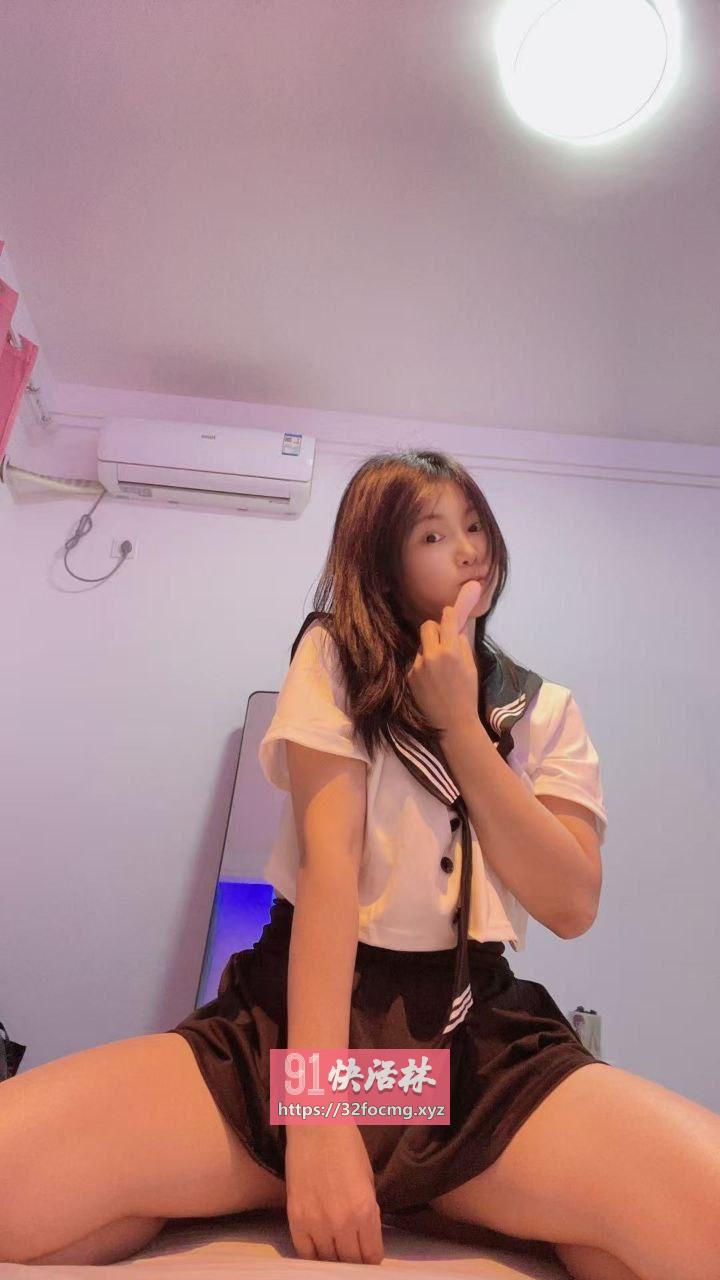 胸大细腰兼职小嫩妹