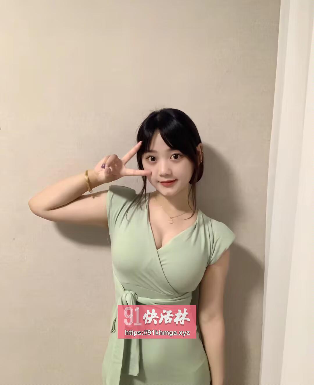 巨乳憨憨的很可爱